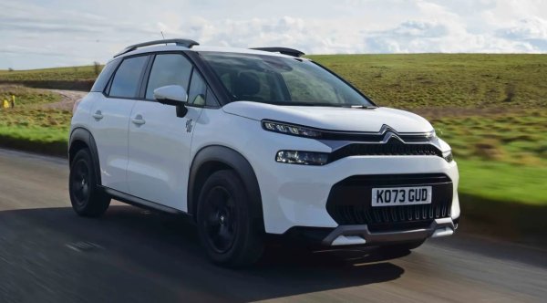 Още една кола на Stellantis, което издържа добре на изпитанията на времето. Ако търсите малка семейна, C3 Aircross също получи висока оценка за своята гъвкавост и експлоатационни разходи.

Предлага се с 1,2-литров трицилиндров бензинов двигател PureTech, произвеждащ 109 или 129 к.с., както и 1,5-литров BlueHDi дизел със 109 к.с. Дизеловите и по-малко мощните бензинови модели получават шестстепенна ръчна скоростна кутия като стандарт, докато по-мощният двигател PureTech е съчетан с шестстепенна автоматична трансмисия.

Въпреки външния вид, вдъхновен от SUV, C3 Aircross е само с предно задвижване, но Citroen предлага своята система Grip Control, която помага за подобряване на сцеплението върху пясък, сняг или неравен терен.

Нивата на оборудване започват с базовото ниво You!, следвано от средния клас Plus и най-високия клас Max. Стандартният комплект включва 16-инчови алуминиеви джанти, круиз контрол, задни сензори за паркиране, автоматичен климатик и седем-инчов екран за информация и развлечения.